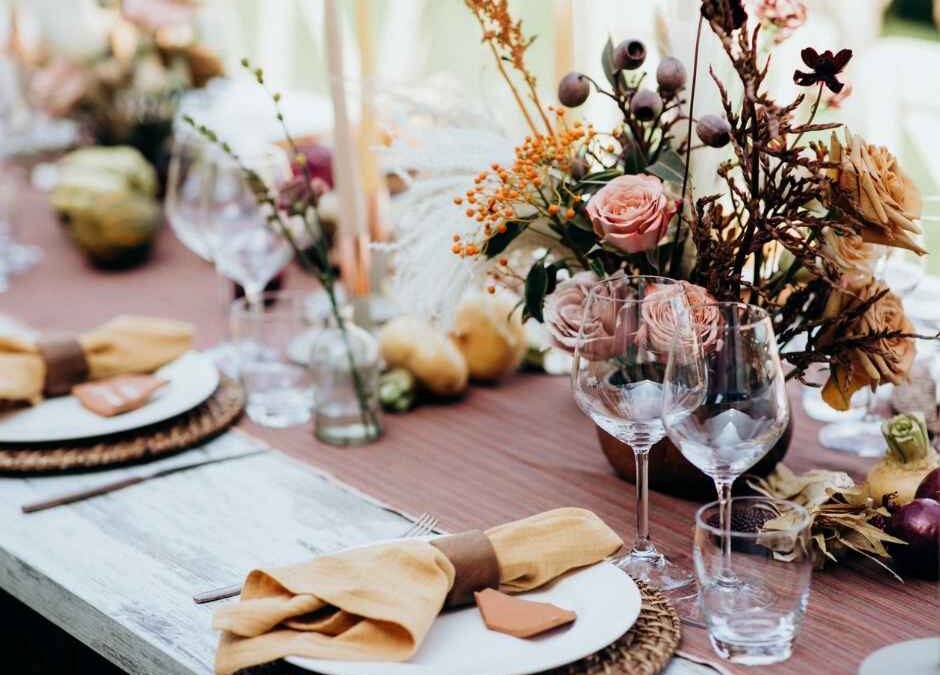 How to Decorate a Wedding Table